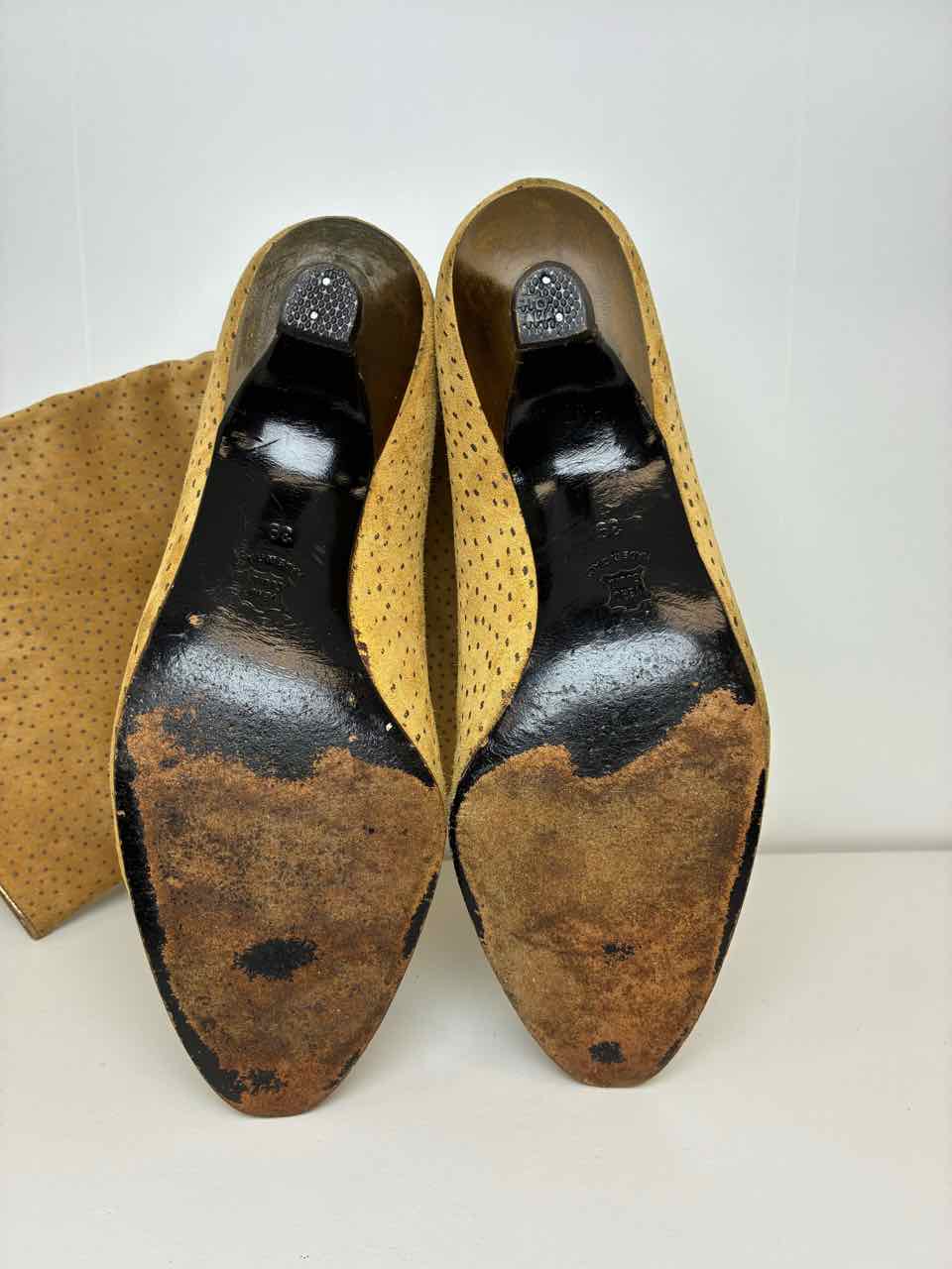 la marca Size 39 Tan Suede Mid-Calf Boots w/ Polka Dot Design and Gold Heels