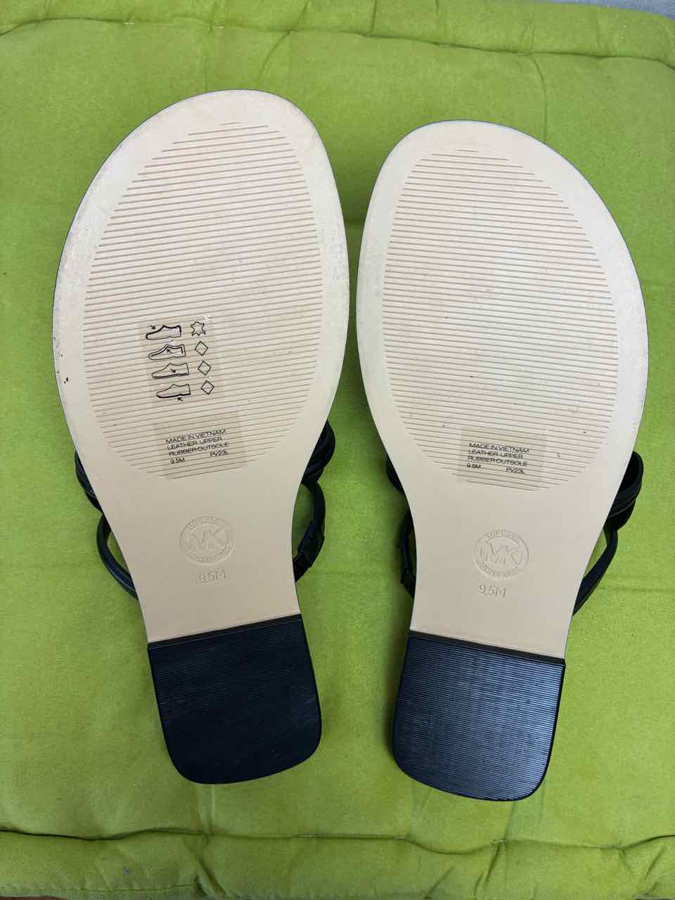 Micheal Kors White Shoe Size 9.5 Sandals