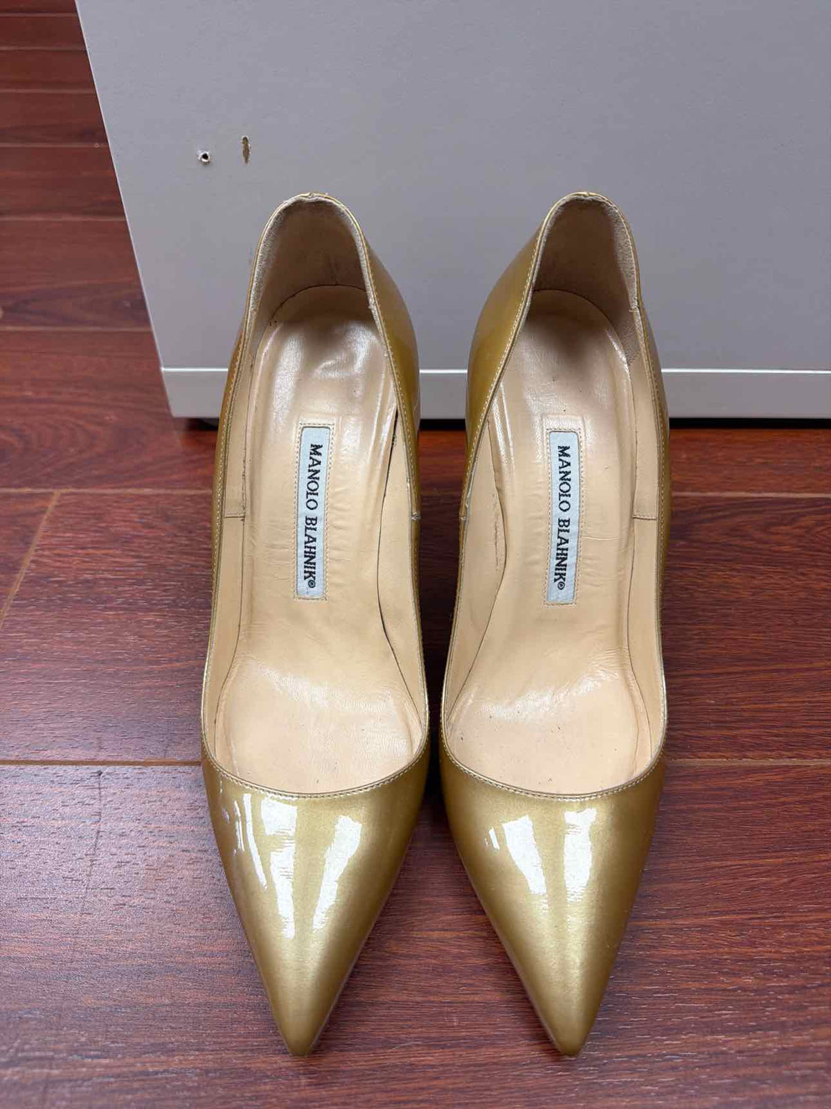 6 Manolo Blahnik Pumps