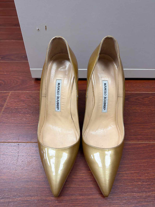 6 Manolo Blahnik Pumps
