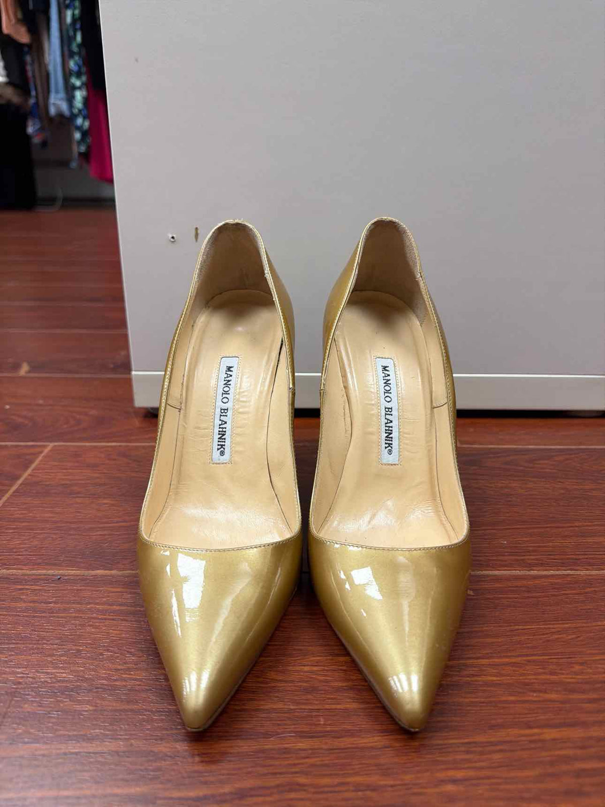 6 Manolo Blahnik Pumps