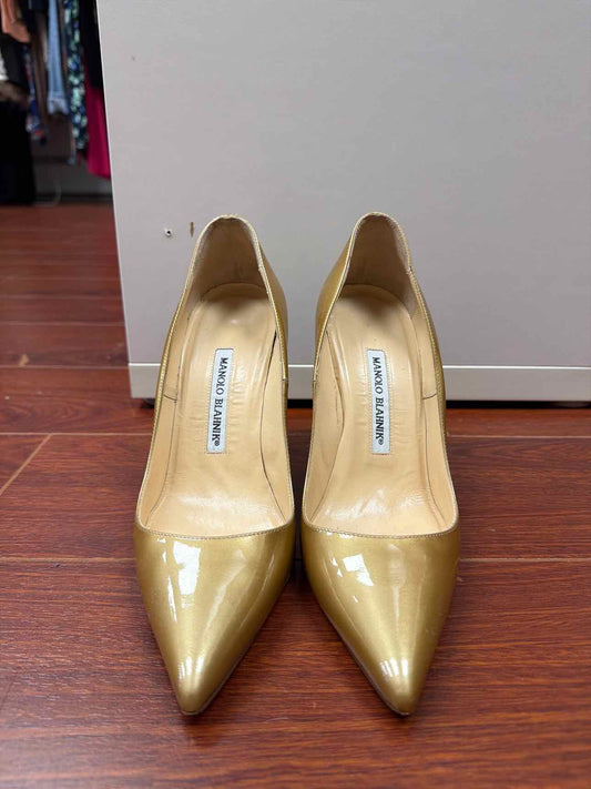 6 Manolo Blahnik Pumps