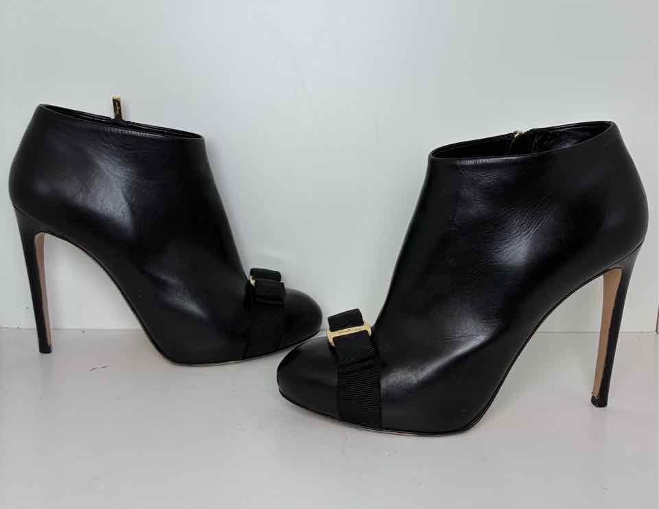 Ferragamo Size 9.5 Black Leather Ankle Boots w/ Vara Bow and Gold Buckle