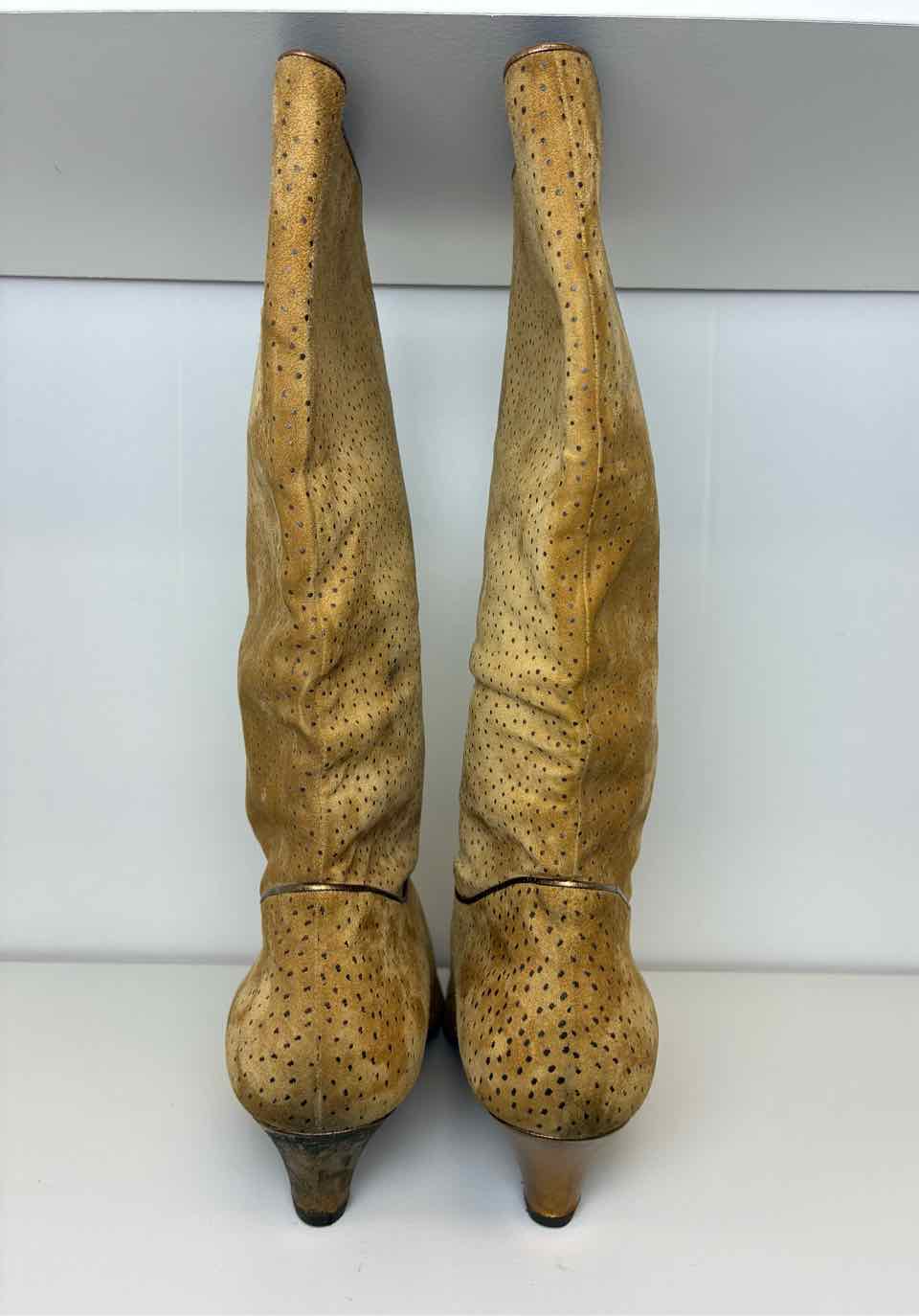 la marca Size 39 Tan Suede Mid-Calf Boots w/ Polka Dot Design and Gold Heels