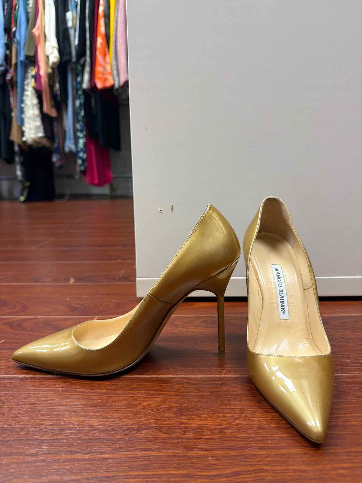 6 Manolo Blahnik Pumps