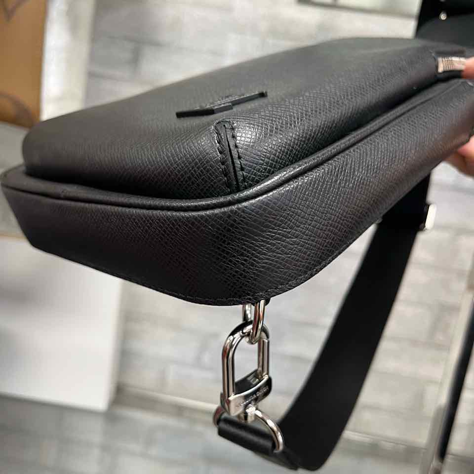 Louis Vuitton Unisex Black Purse