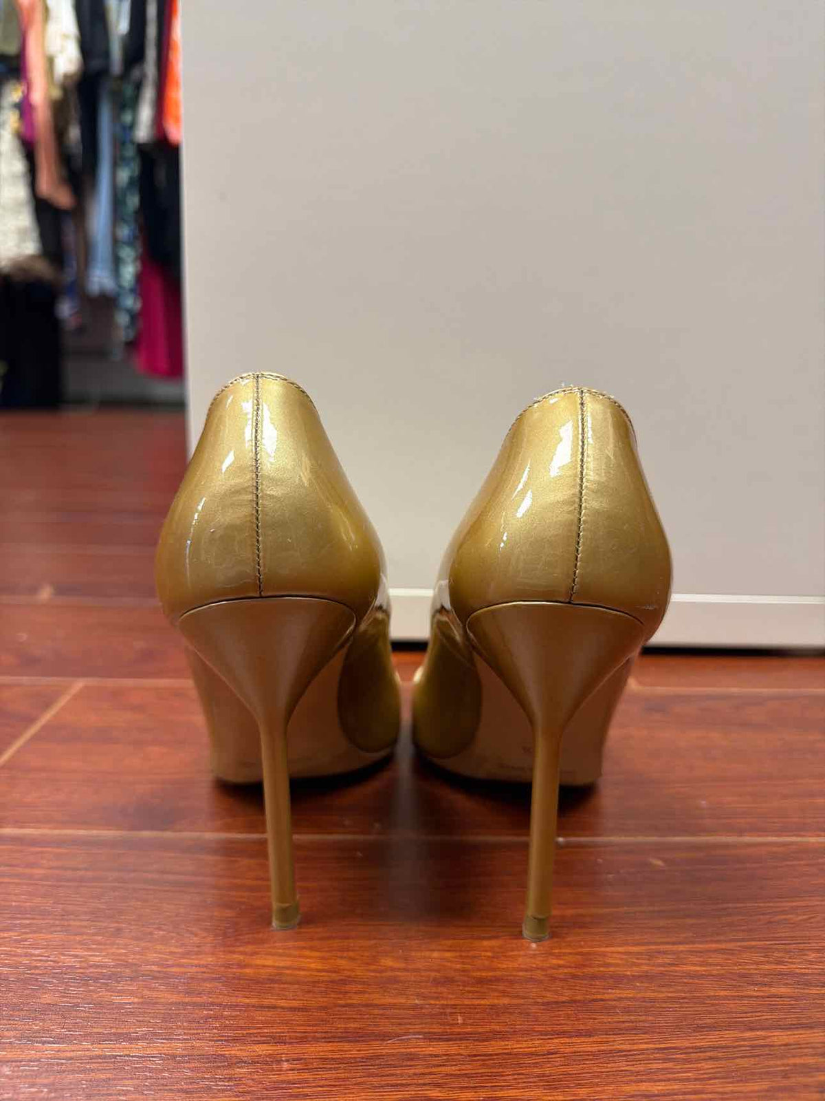 6 Manolo Blahnik Pumps