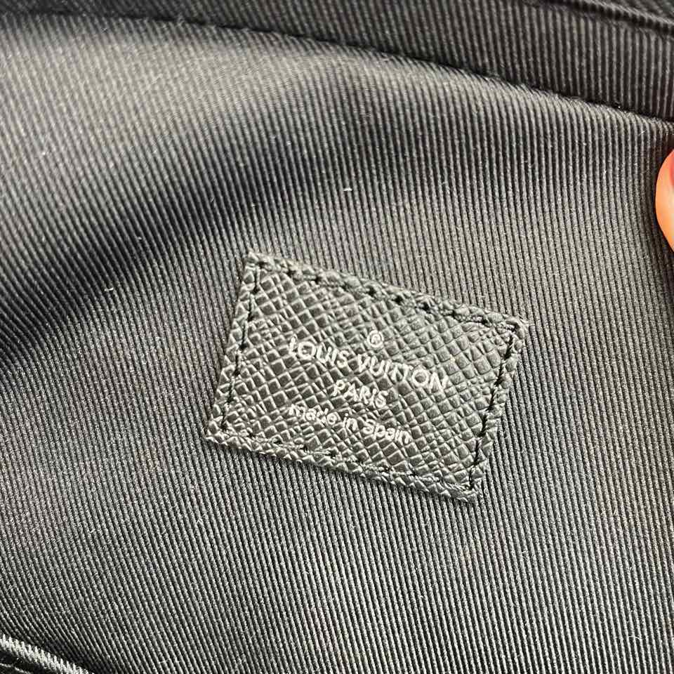 Louis Vuitton Unisex Black Purse