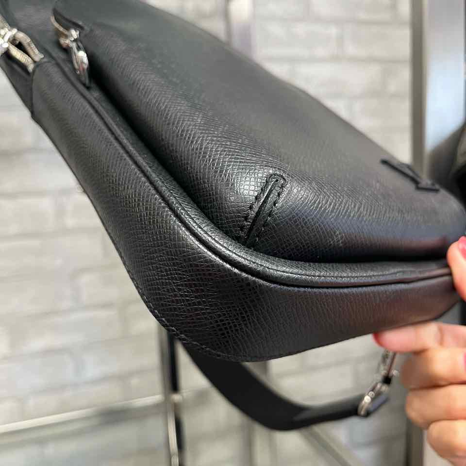 Louis Vuitton Unisex Black Purse