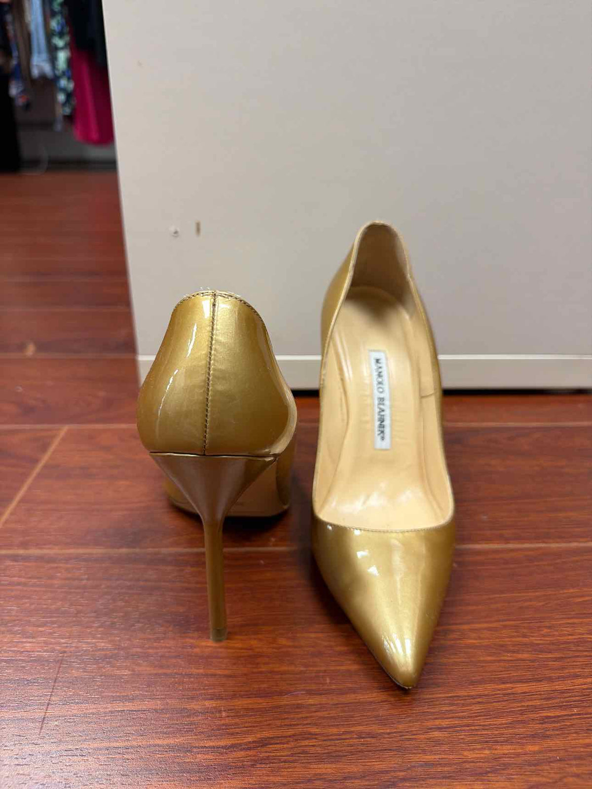 6 Manolo Blahnik Pumps