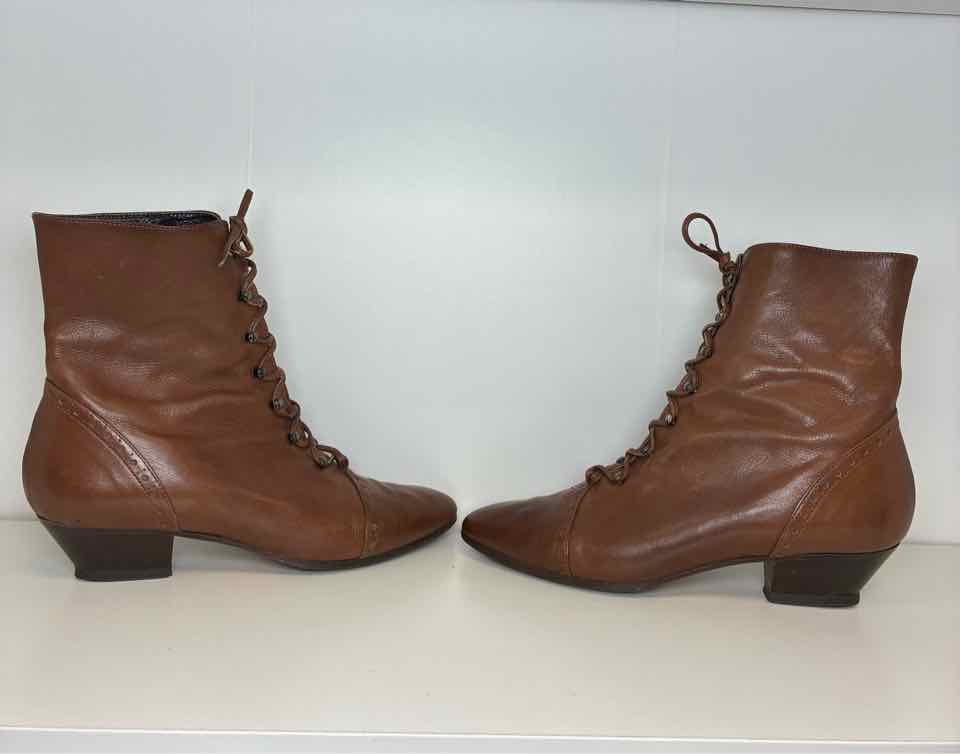 Harvard Square Size 9 Brown Leather Lace-Up Ankle Boots w/ Brogue Detailing