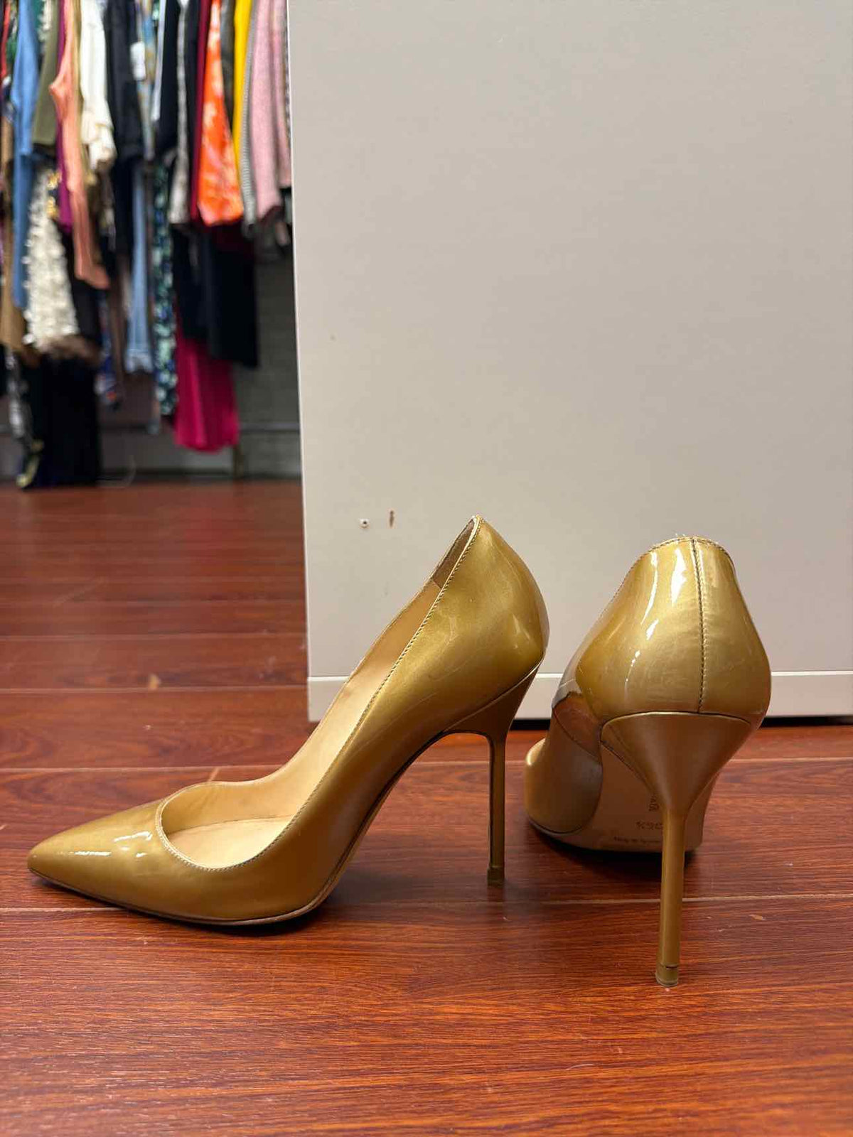 6 Manolo Blahnik Pumps