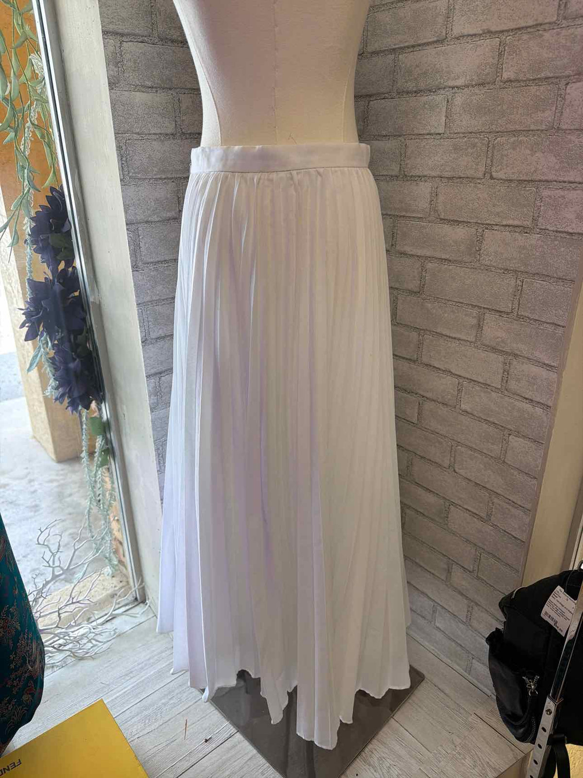 Banana Republic white pleaded skirt