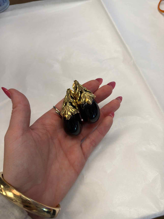 Black and gold droplet clip on